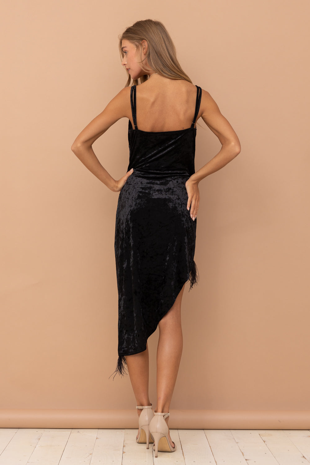 With its chic and boho design, the Ale Velvet Sweetheart Asymmetrical Feather Hem Dress is perfect for any occasion. Made with 95% polyester and 5% spandex, it offers both comfort and style. The black color and sweetheart neckline add a touch of elegance, while the asymmetrical feather hem adds a unique and eye-catching detail. Elevate your wardrobe with this stunning dress.