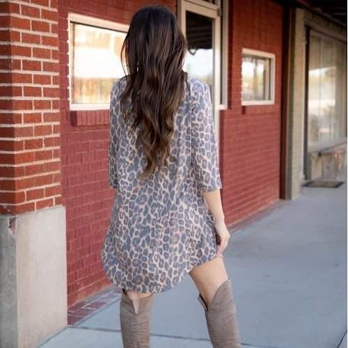 Featuring a playful leopard print and feminine flutter sleeves, the Carol Vintage dress brings chic bohemian style to your wardrobe. With convenient pockets and a versatile 3/4 sleeve length, this strappy dress is perfect for any occasion, from urban outings to cowgirl adventures. Elevate your wardrobe with this stylish and timeless piece.