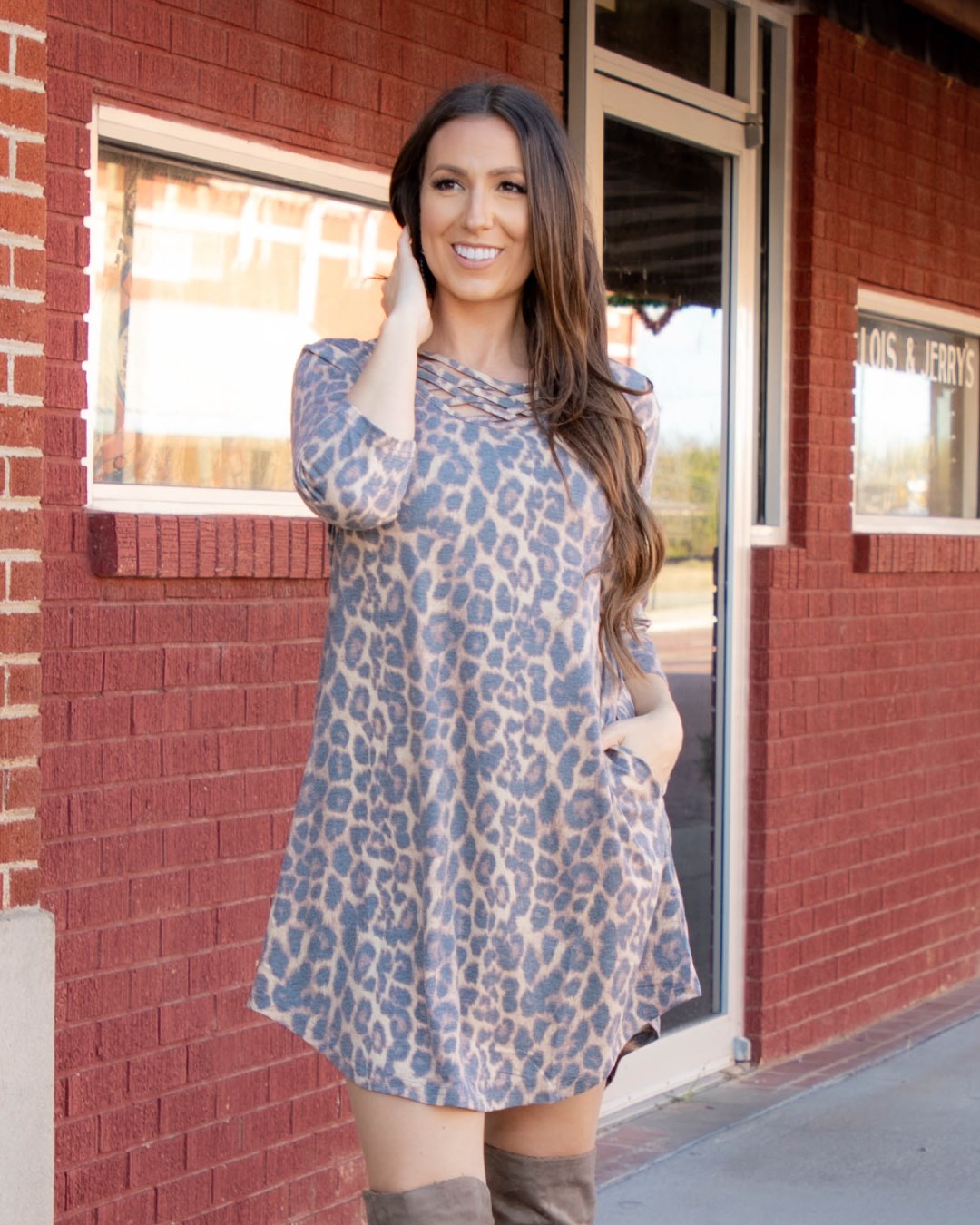 Featuring a playful leopard print and feminine flutter sleeves, the Carol Vintage dress brings chic bohemian style to your wardrobe. With convenient pockets and a versatile 3/4 sleeve length, this strappy dress is perfect for any occasion, from urban outings to cowgirl adventures. Elevate your wardrobe with this stylish and timeless piece.